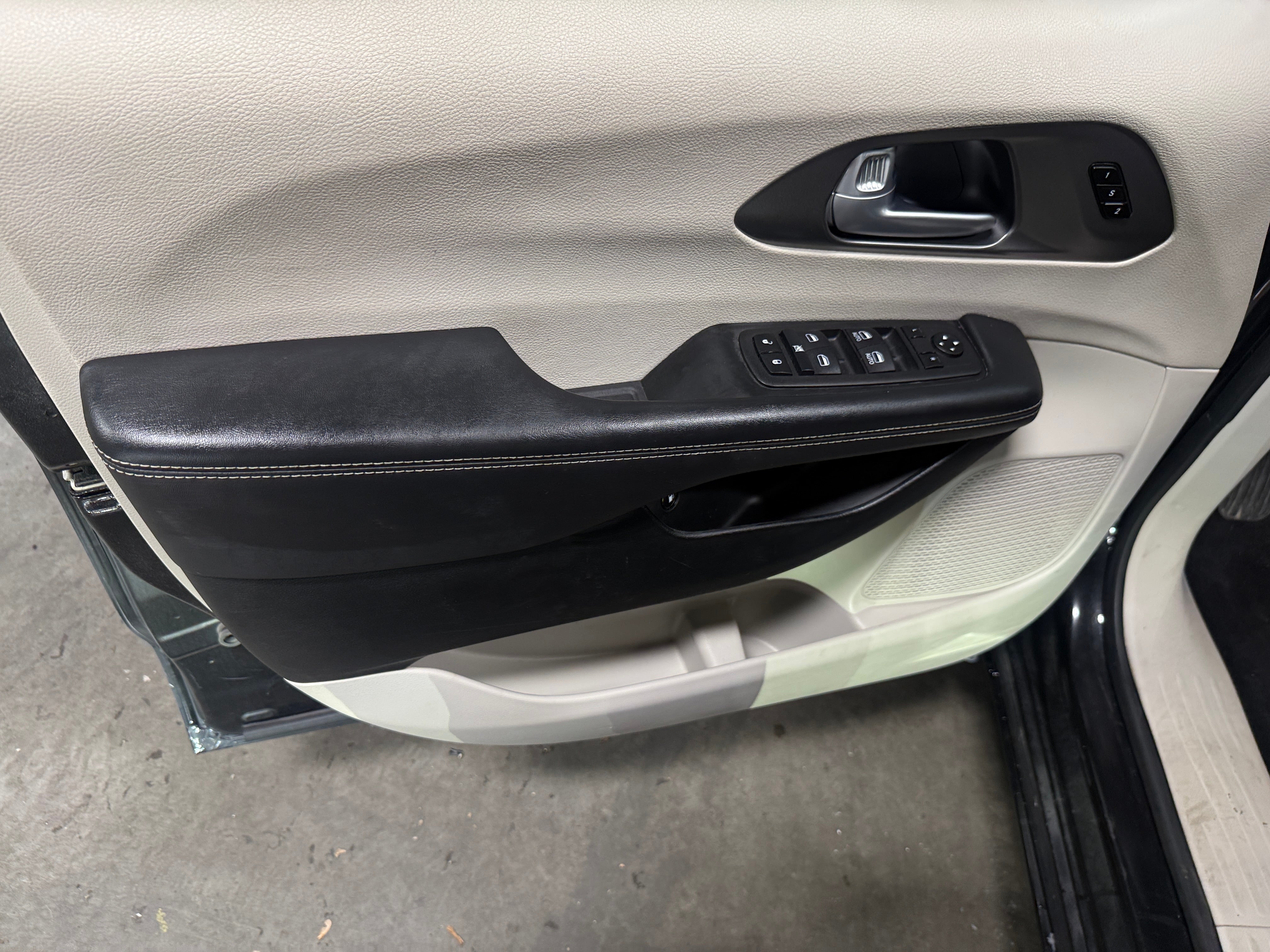 chrysler pacifica phev 2024 2C4RC1S73RR102748 image chrysler pacifica phev 2024 2C4RC1S73RR102748 image